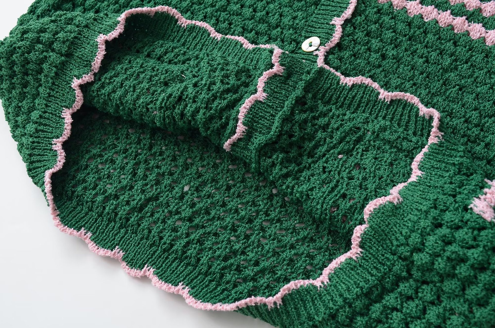Cardigan da donna a righe verdi e rosa lavorato a maglia