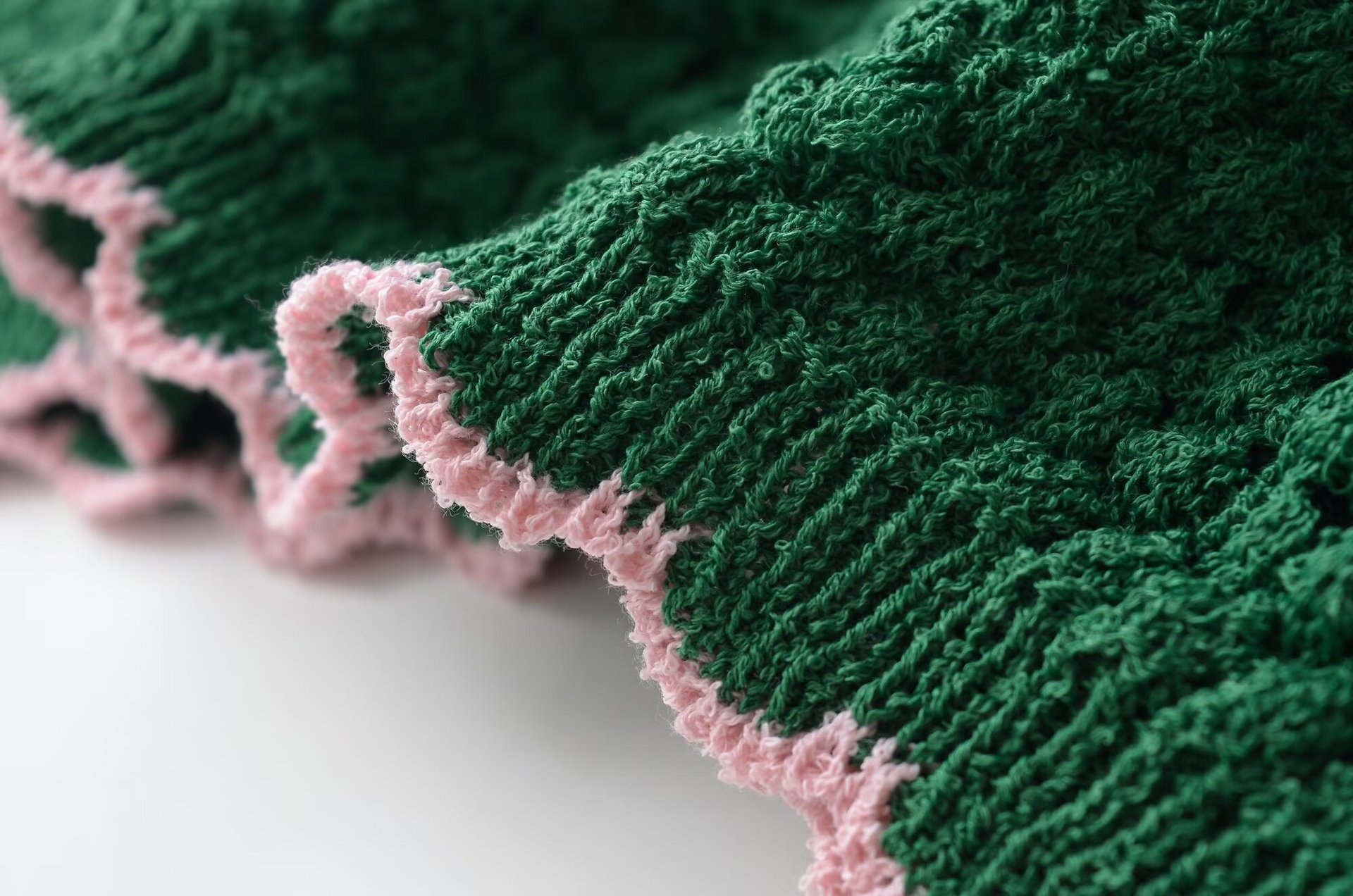 Cardigan da donna a righe verdi e rosa lavorato a maglia
