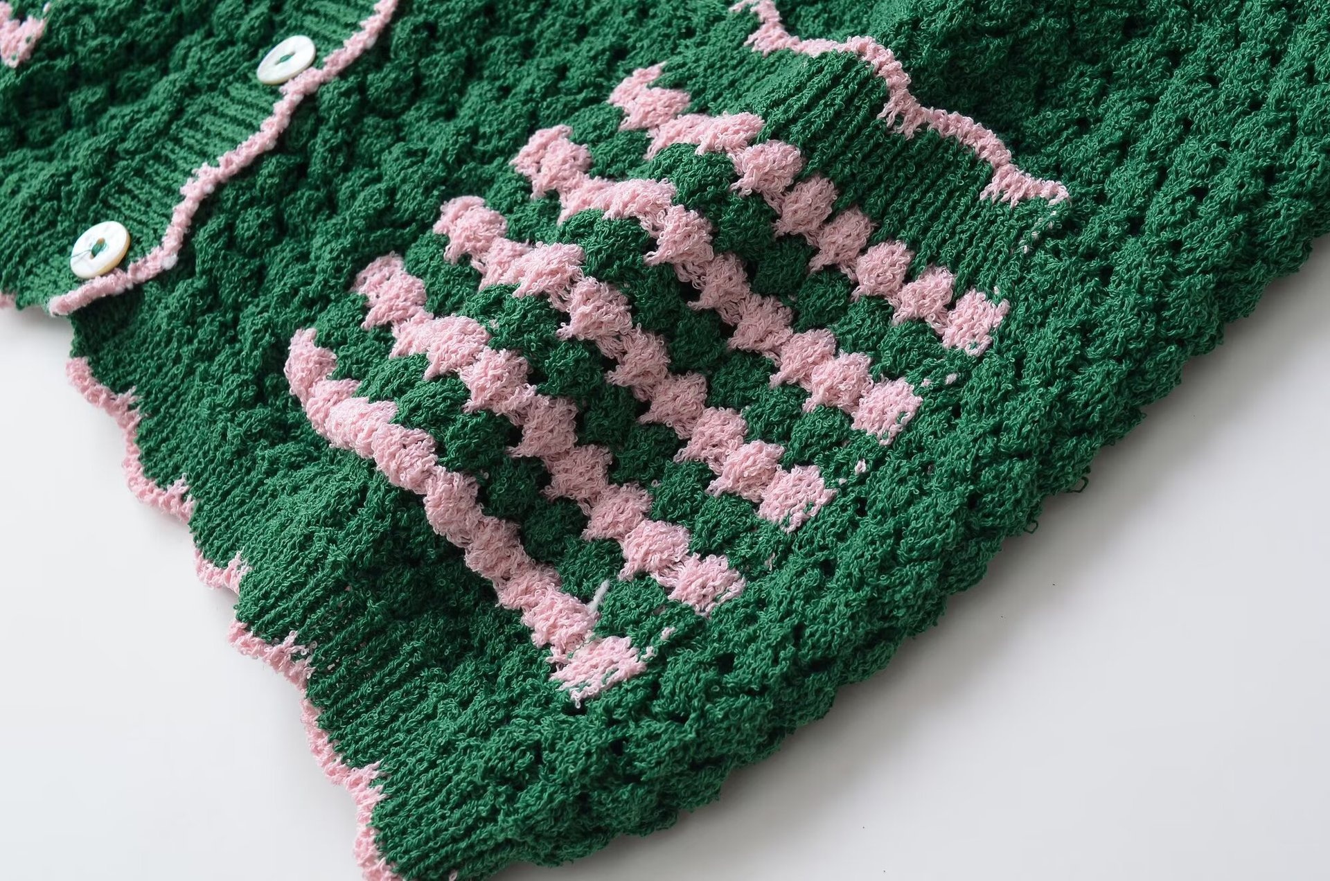 Cardigan da donna a righe verdi e rosa lavorato a maglia