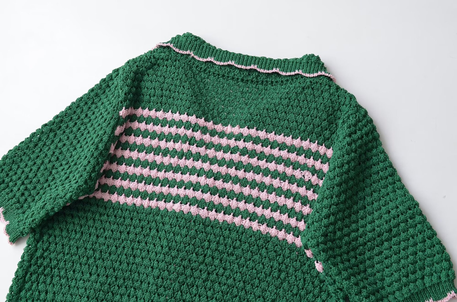 Cardigan da donna a righe verdi e rosa lavorato a maglia