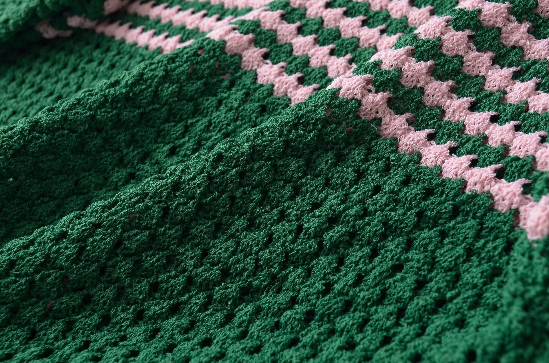 Cardigan da donna a righe verdi e rosa lavorato a maglia