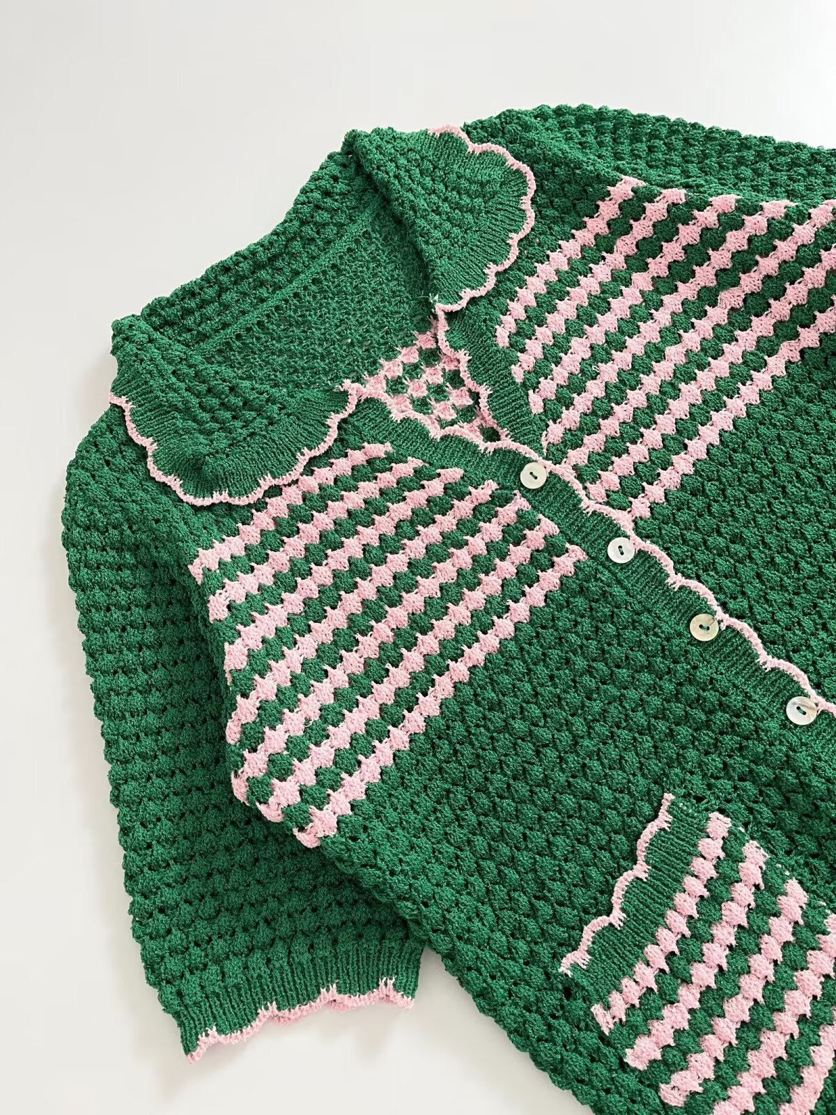Cardigan da donna a righe verdi e rosa lavorato a maglia