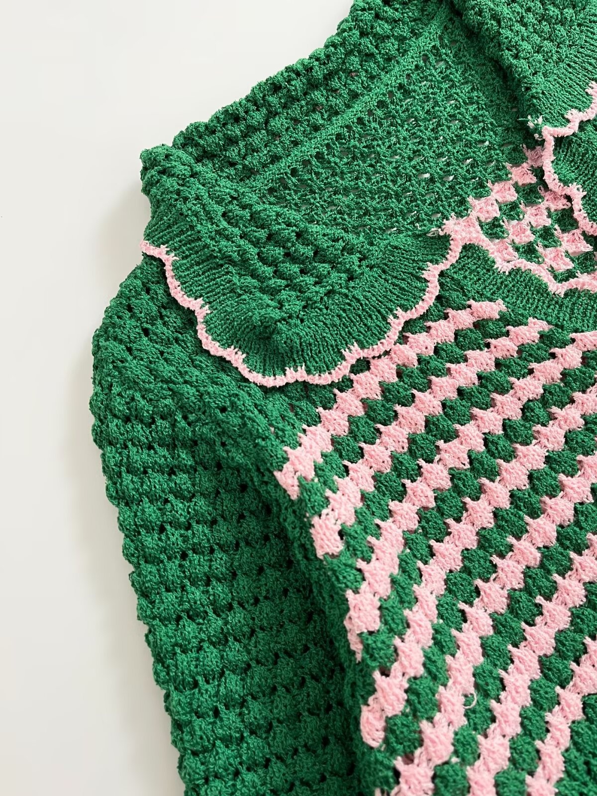 Cardigan da donna a righe verdi e rosa lavorato a maglia