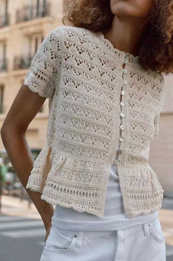 Cardigan da donna a maniche corte lavorato all'uncinetto