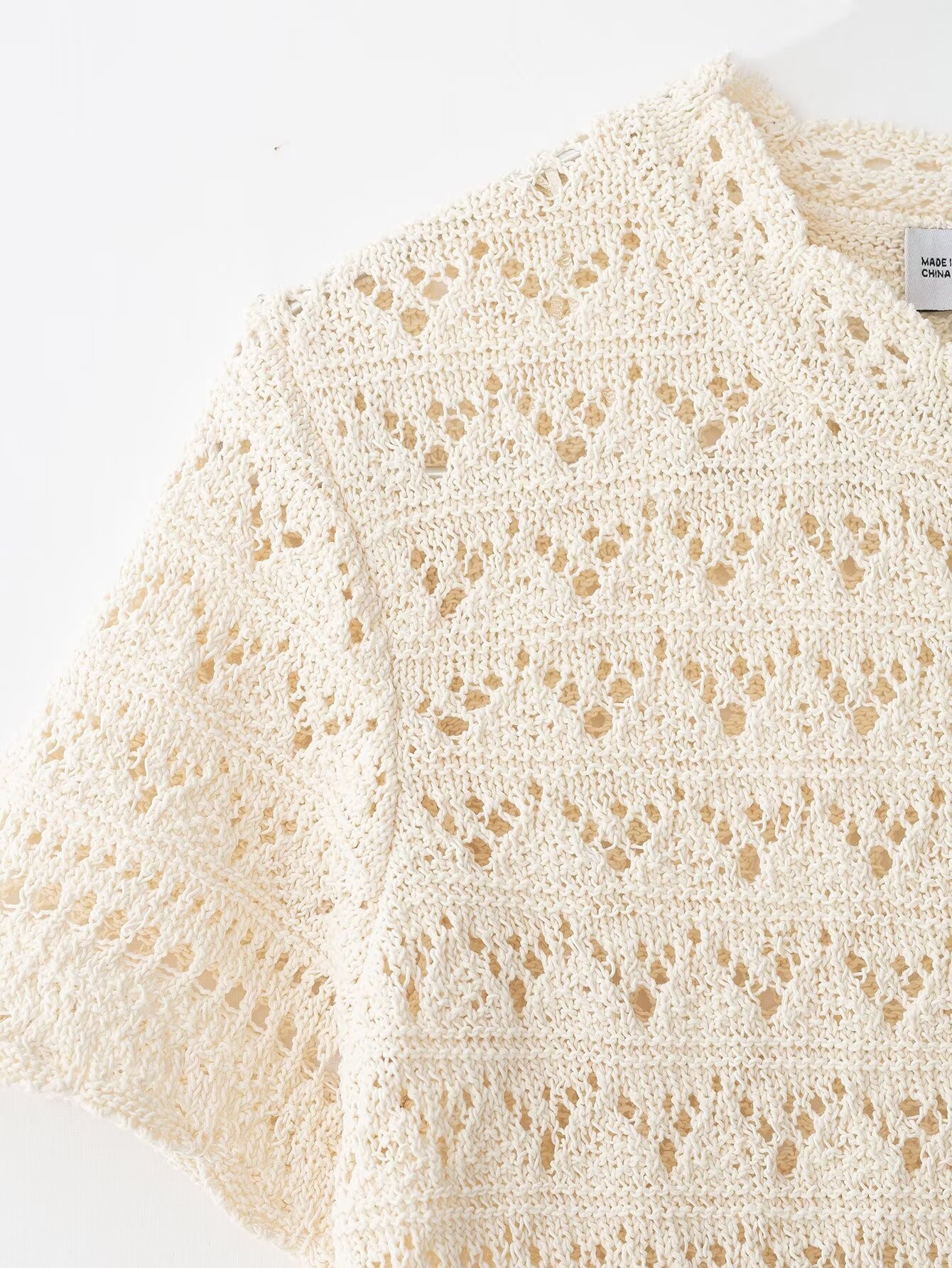 Cardigan da donna a maniche corte lavorato all'uncinetto