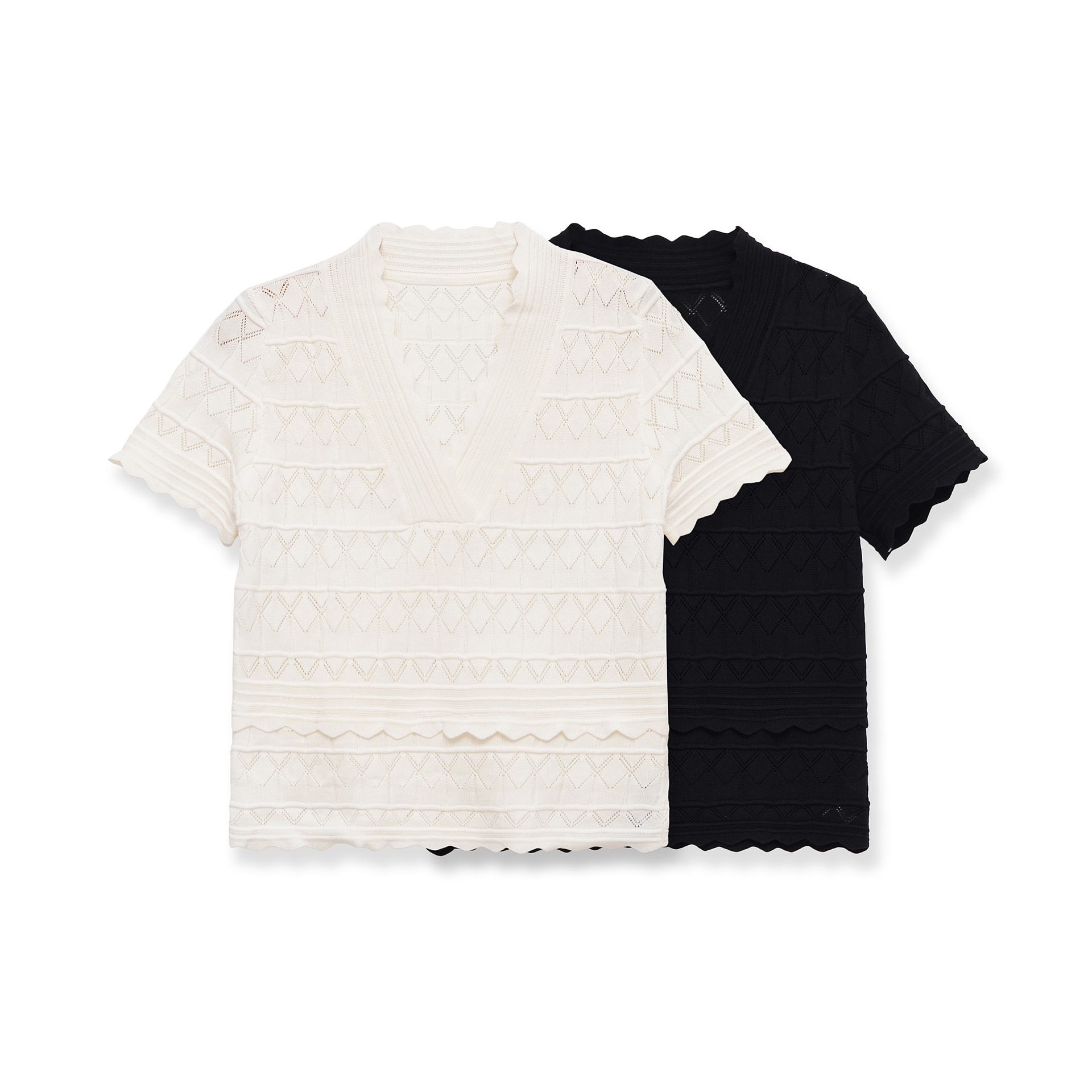Elegante top a maniche corte con scollo a V e orlo smerlato, in maglia traforata.