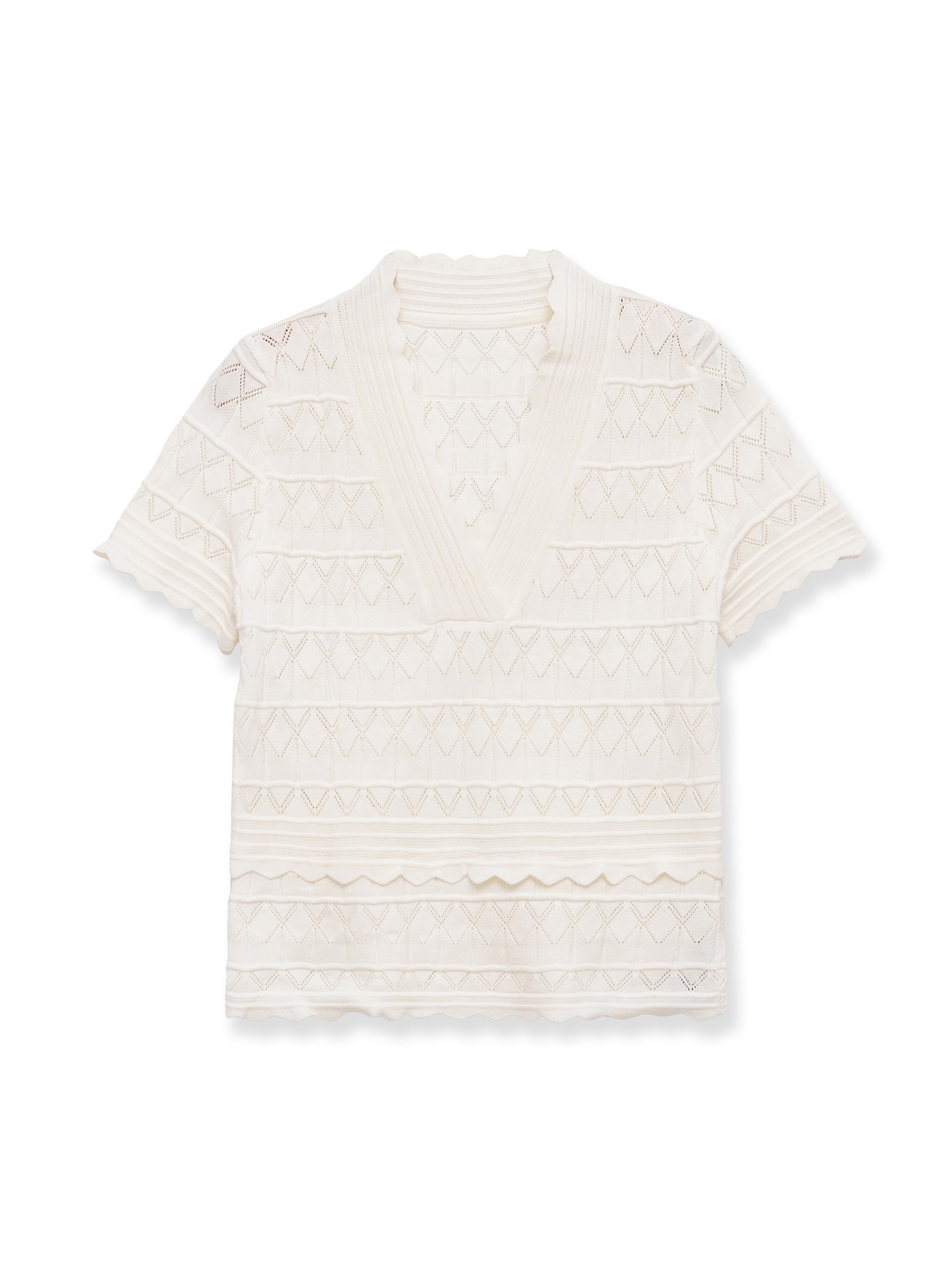 Elegante top a maniche corte con scollo a V e orlo smerlato, in maglia traforata.