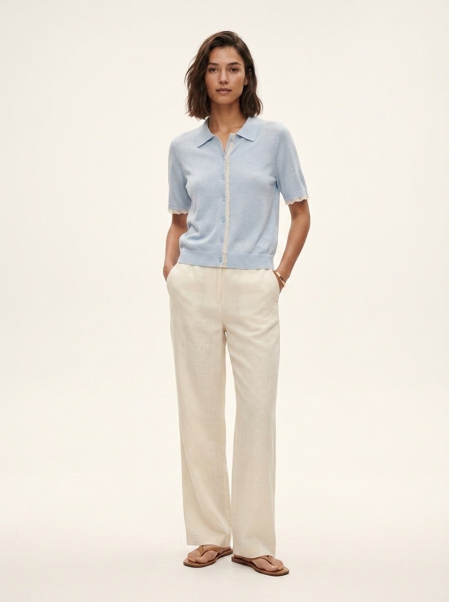 Delizioso cardigan in maglia a maniche corte color azzurro cielo con dettagli in pizzo.