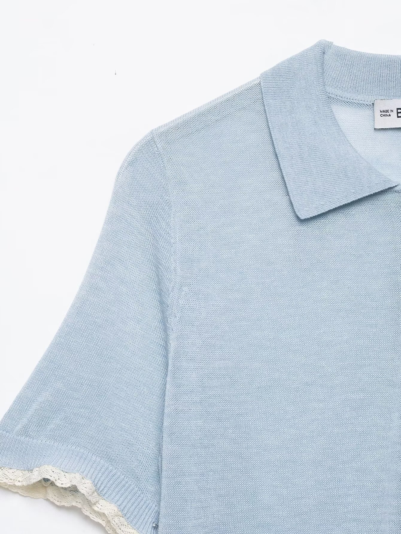 Delizioso cardigan in maglia a maniche corte color azzurro cielo con dettagli in pizzo.