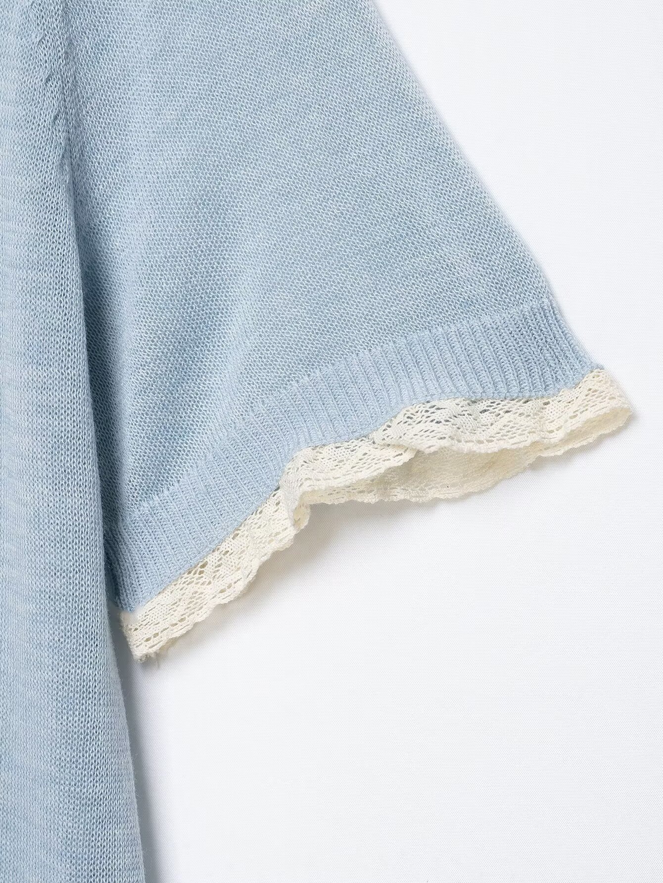 Delizioso cardigan in maglia a maniche corte color azzurro cielo con dettagli in pizzo.