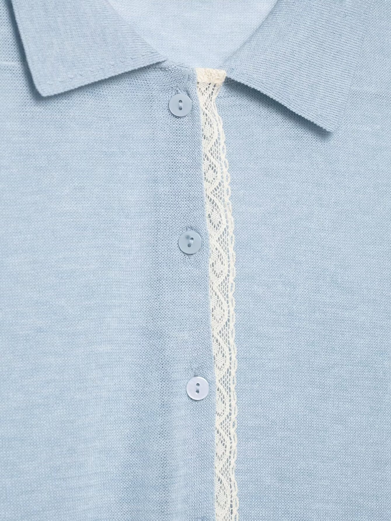 Delizioso cardigan in maglia a maniche corte color azzurro cielo con dettagli in pizzo.