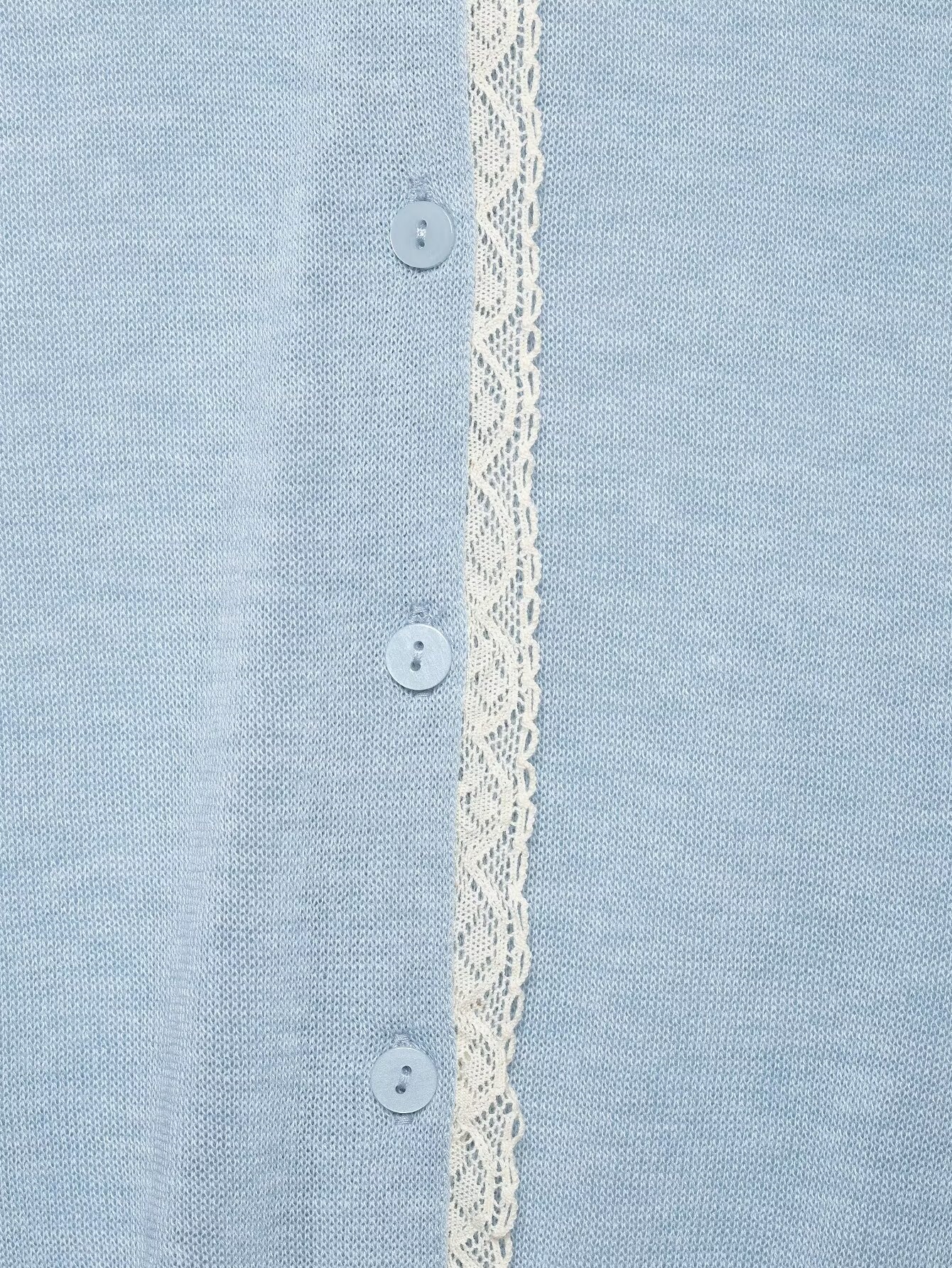 Delizioso cardigan in maglia a maniche corte color azzurro cielo con dettagli in pizzo.