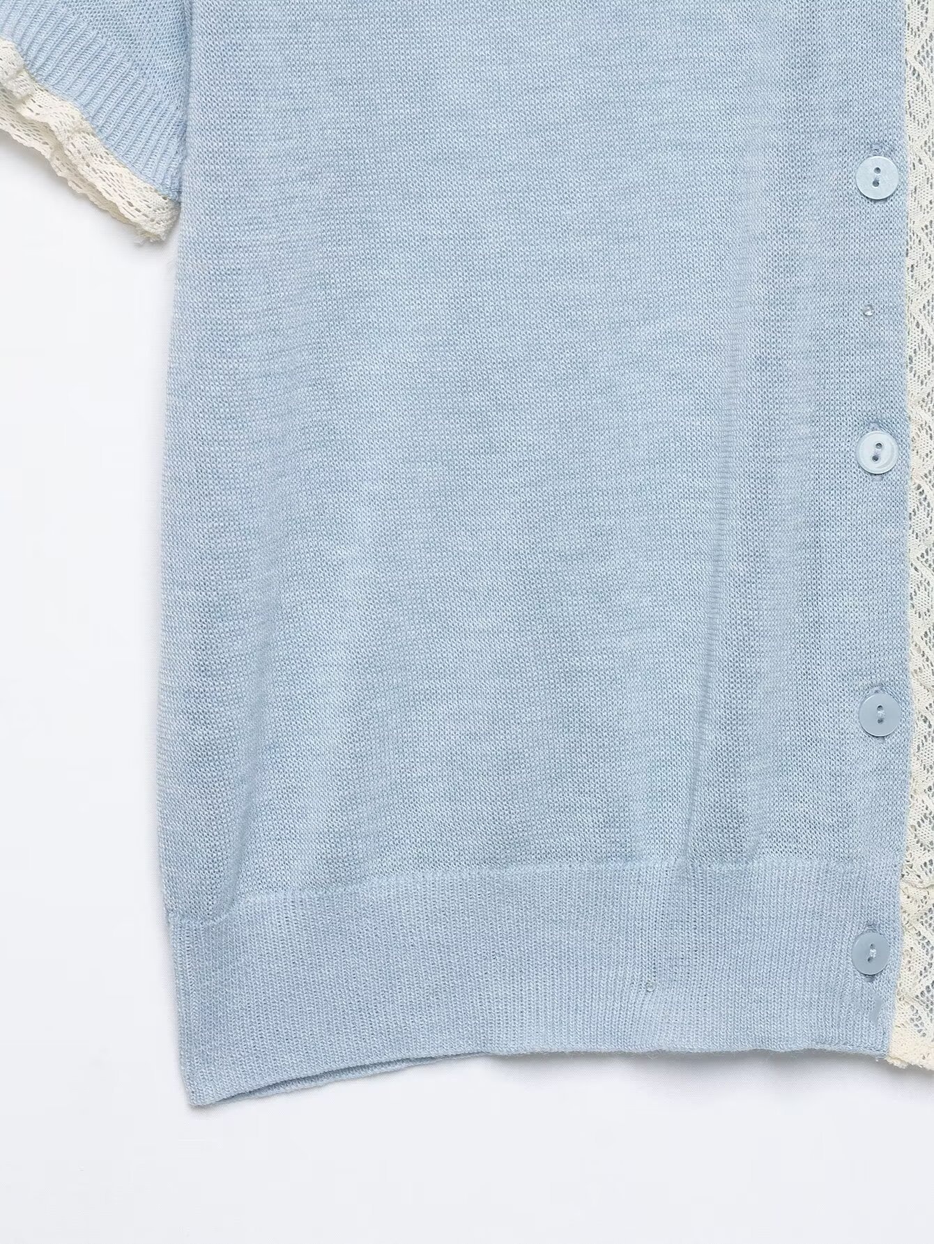 Delizioso cardigan in maglia a maniche corte color azzurro cielo con dettagli in pizzo.