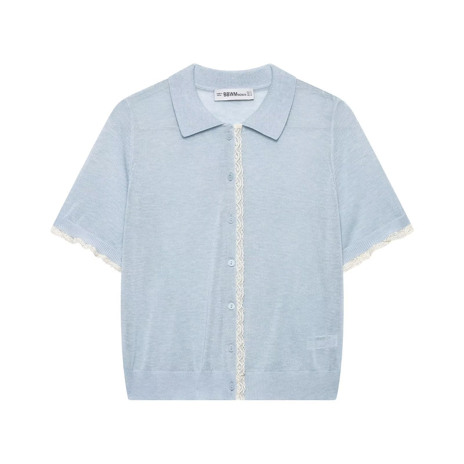 Delizioso cardigan in maglia a maniche corte color azzurro cielo con dettagli in pizzo.