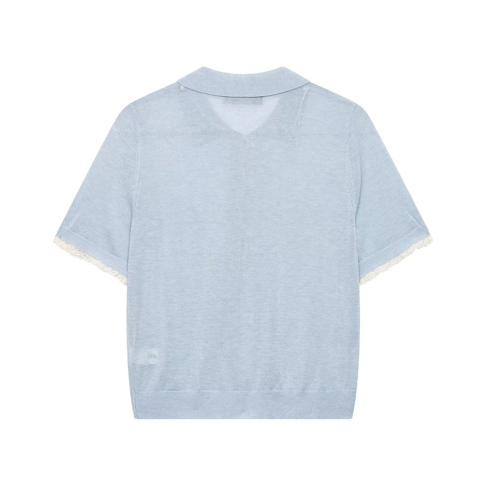 Delizioso cardigan in maglia a maniche corte color azzurro cielo con dettagli in pizzo.