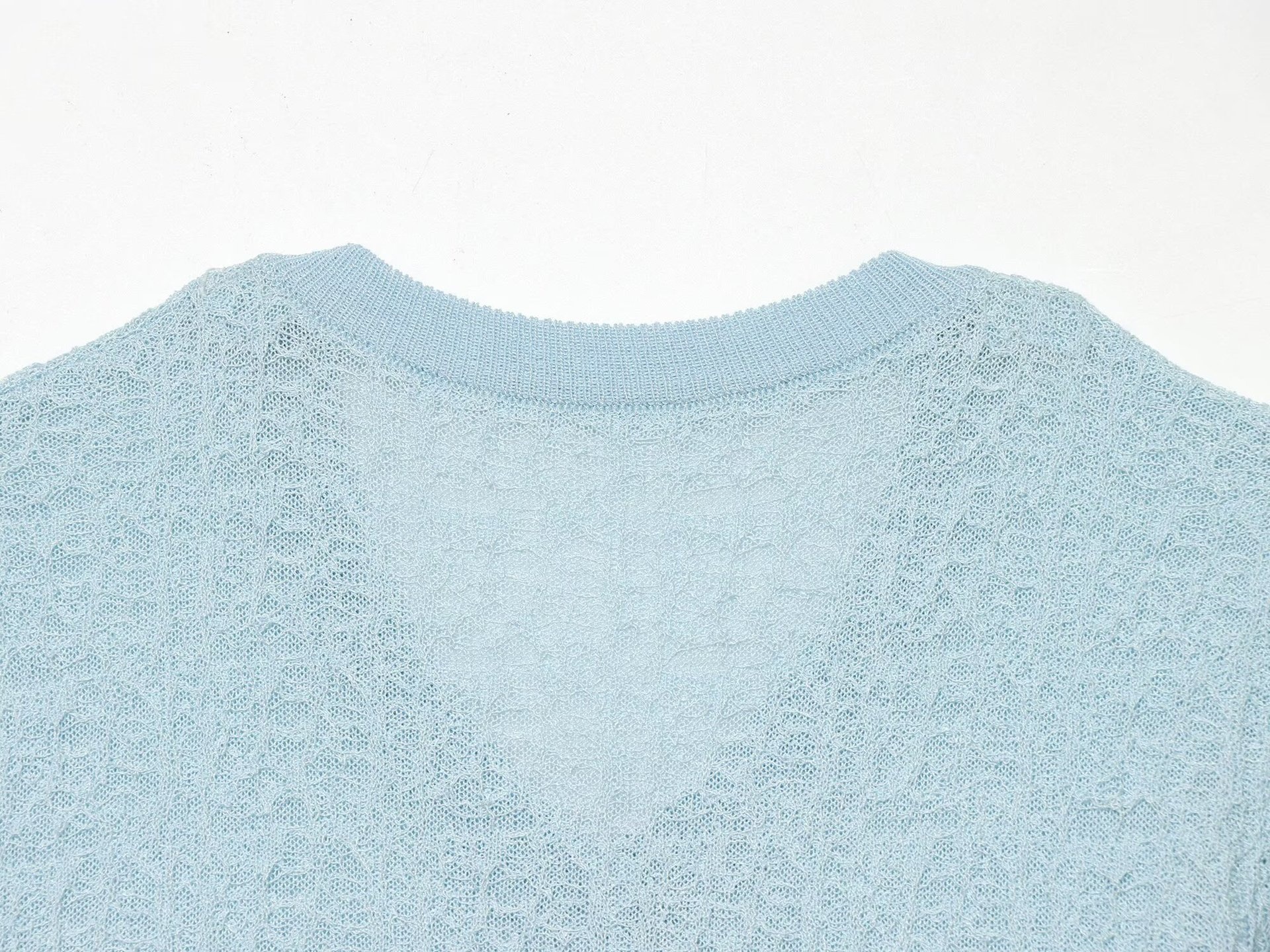 Cardigan chic a maniche corte con texture e volant.
