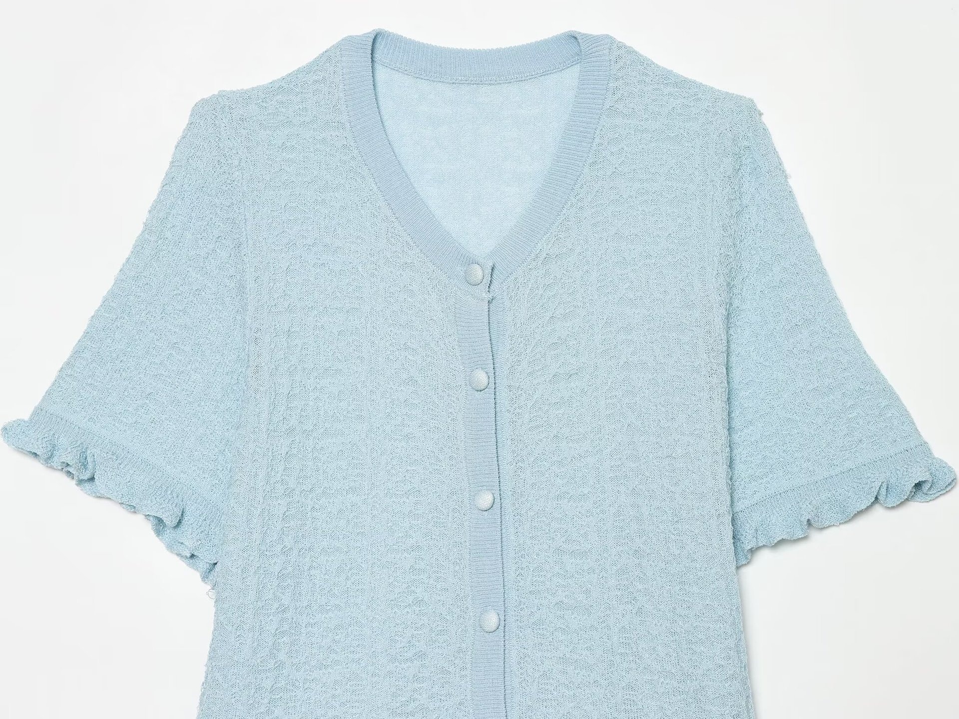 Cardigan chic a maniche corte con texture e volant.