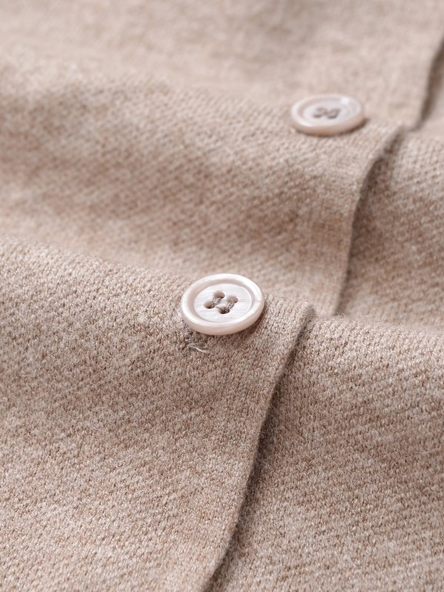 Cardigan beige in maglia con cintura in vita - Maglione a maniche corte