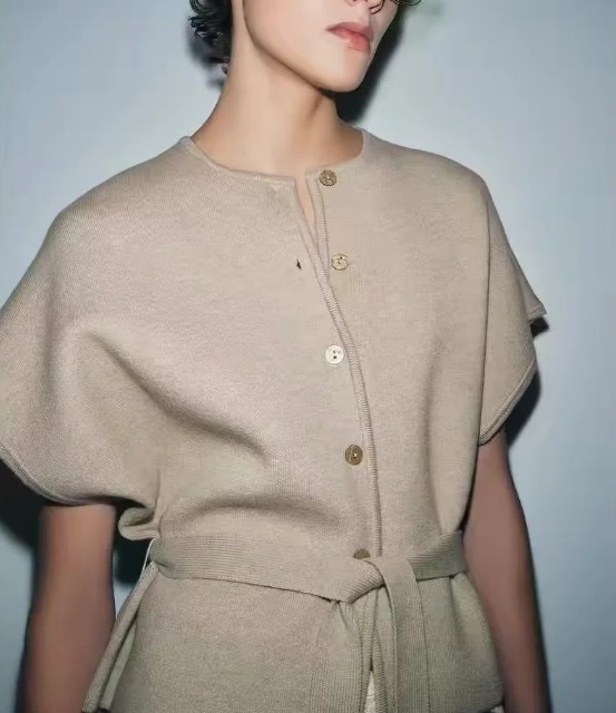 Cardigan beige in maglia con cintura in vita - Maglione a maniche corte