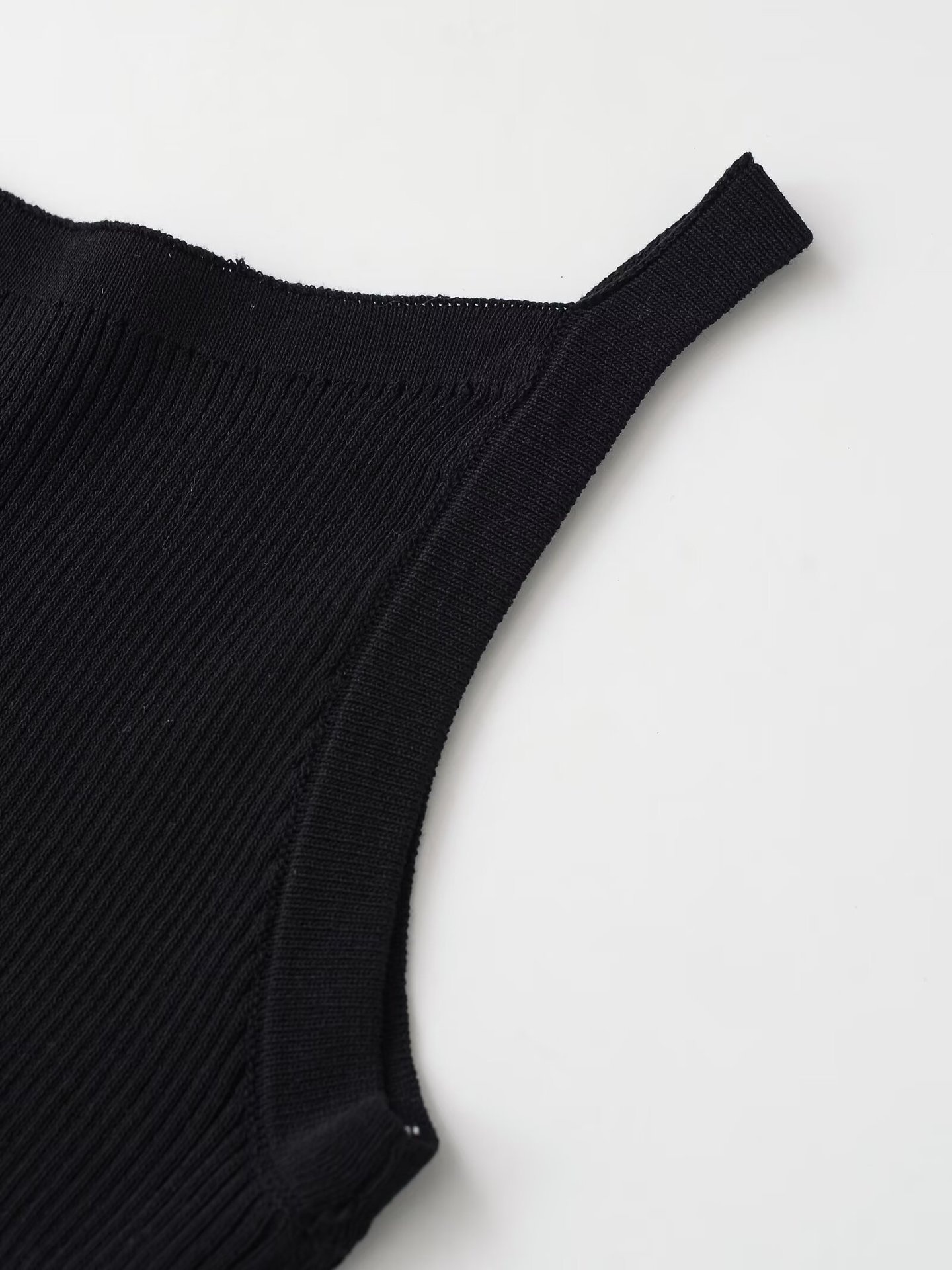 Canotta a coste essenziale - Versatile ed elegante