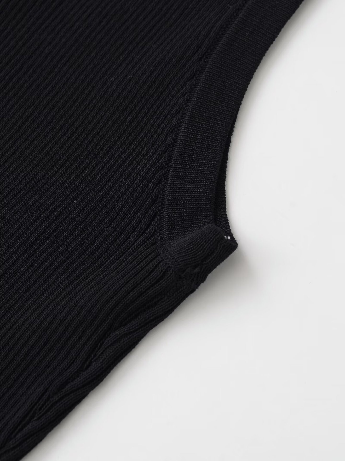 Canotta a coste essenziale - Versatile ed elegante
