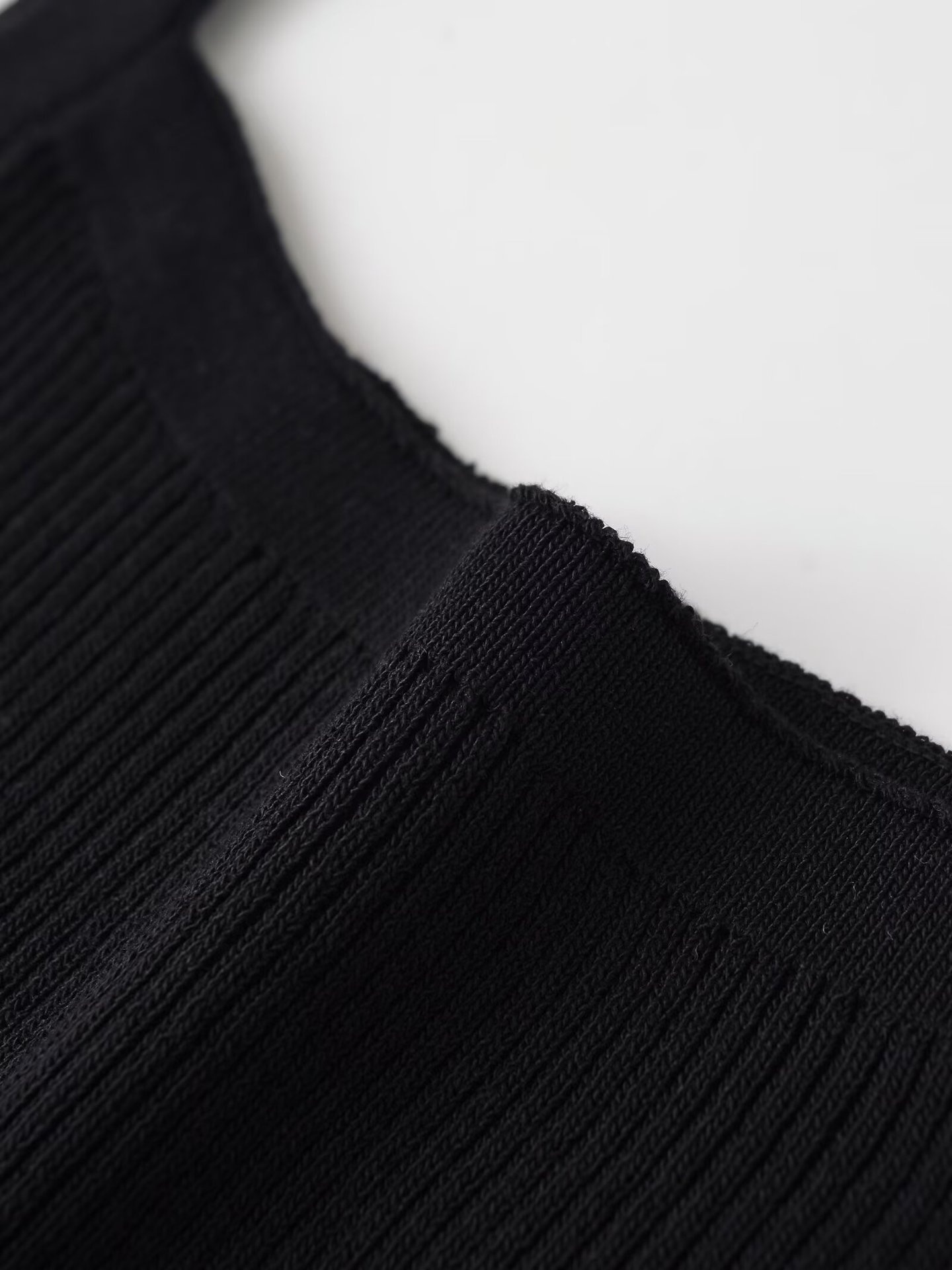 Canotta a coste essenziale - Versatile ed elegante