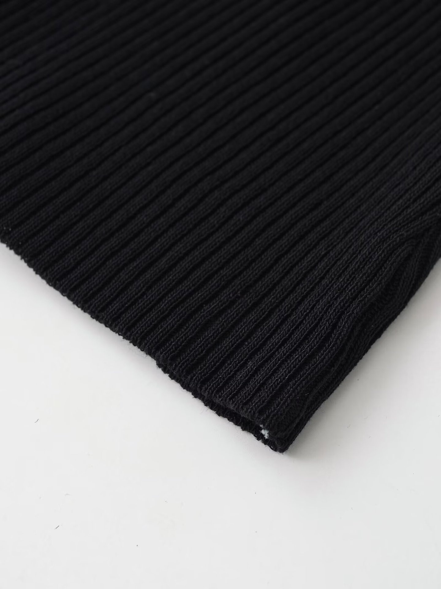 Canotta a coste essenziale - Versatile ed elegante