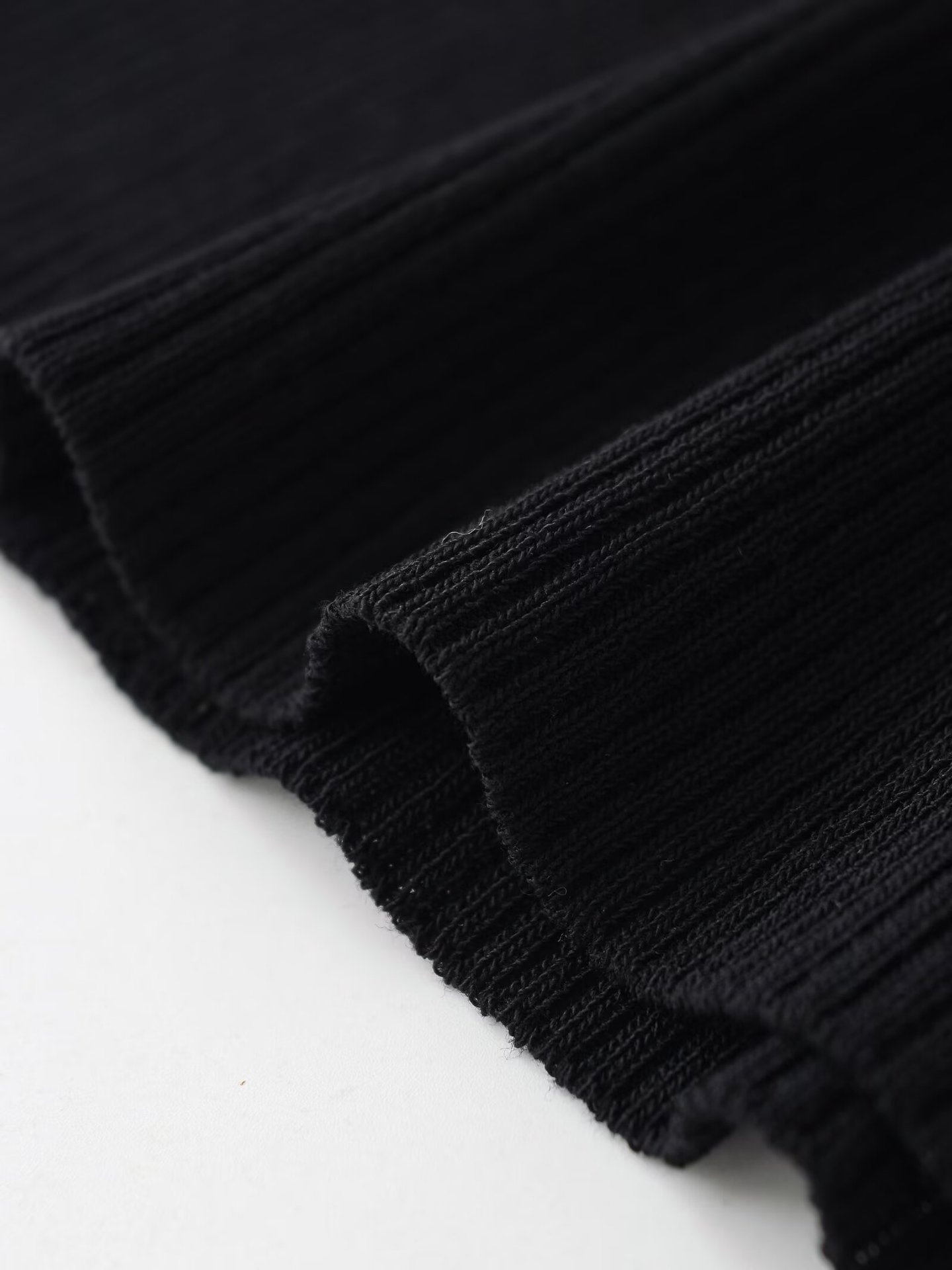 Canotta a coste essenziale - Versatile ed elegante