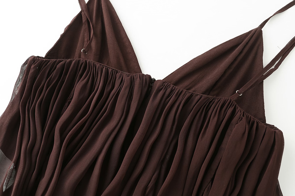 Top babydoll a canotta in chiffon svolazzante con scollo a V e spalline sottili.