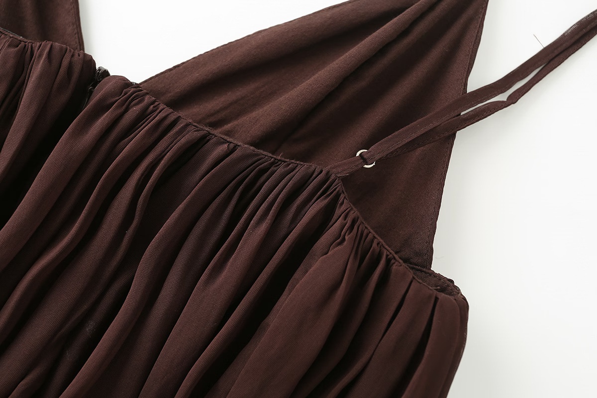 Top babydoll a canotta in chiffon svolazzante con scollo a V e spalline sottili.