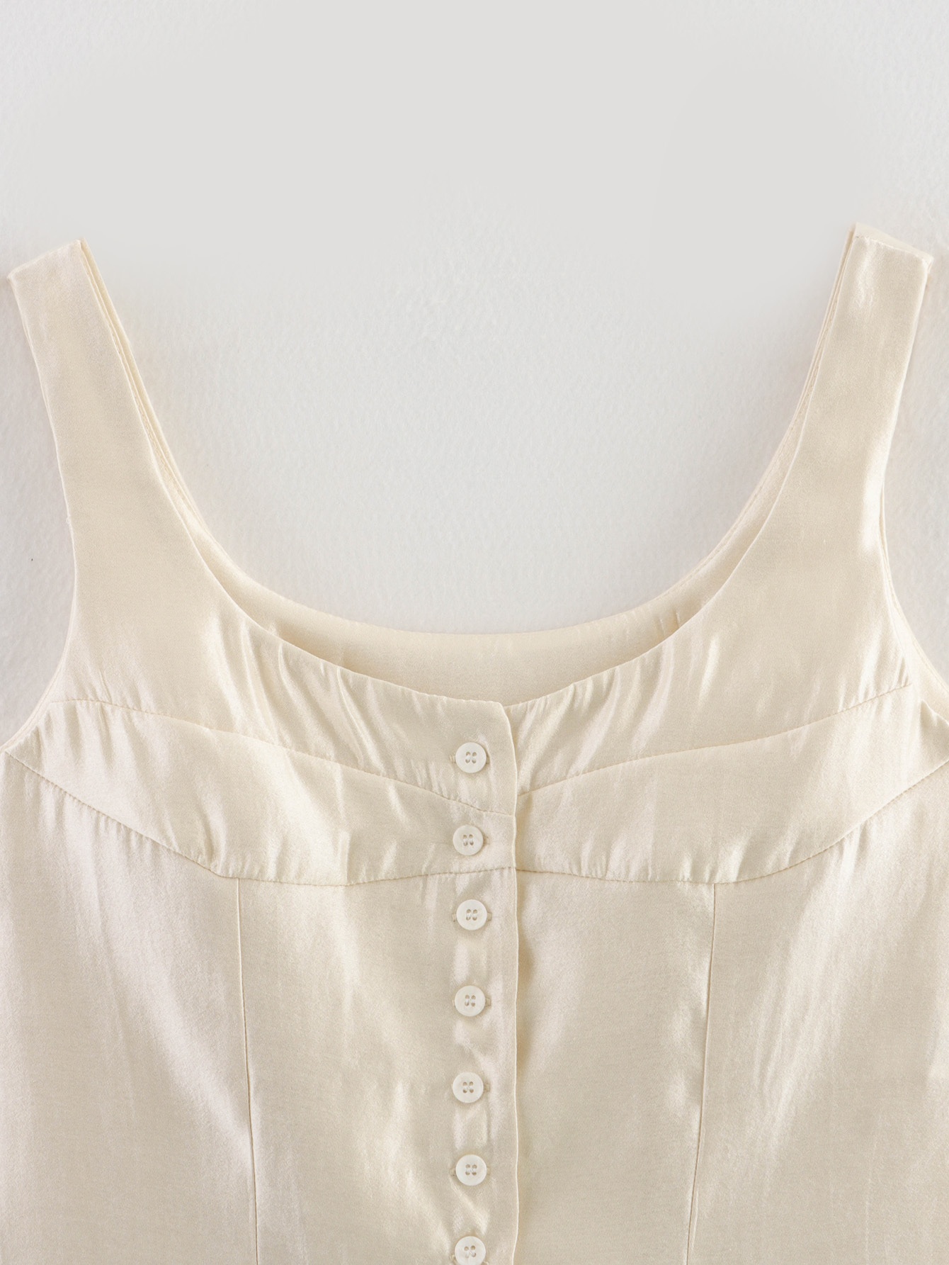 Elegante top a corsetto in raso con bottoni sul davanti - Camicetta chic senza maniche