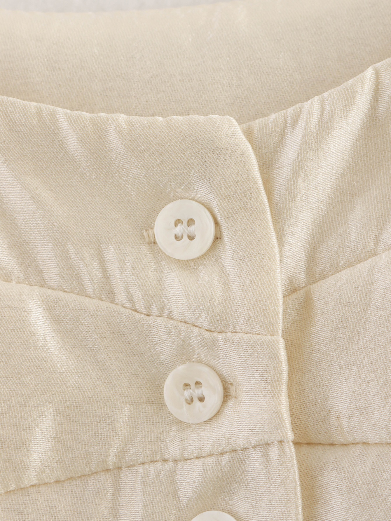 Elegante top a corsetto in raso con bottoni sul davanti - Camicetta chic senza maniche