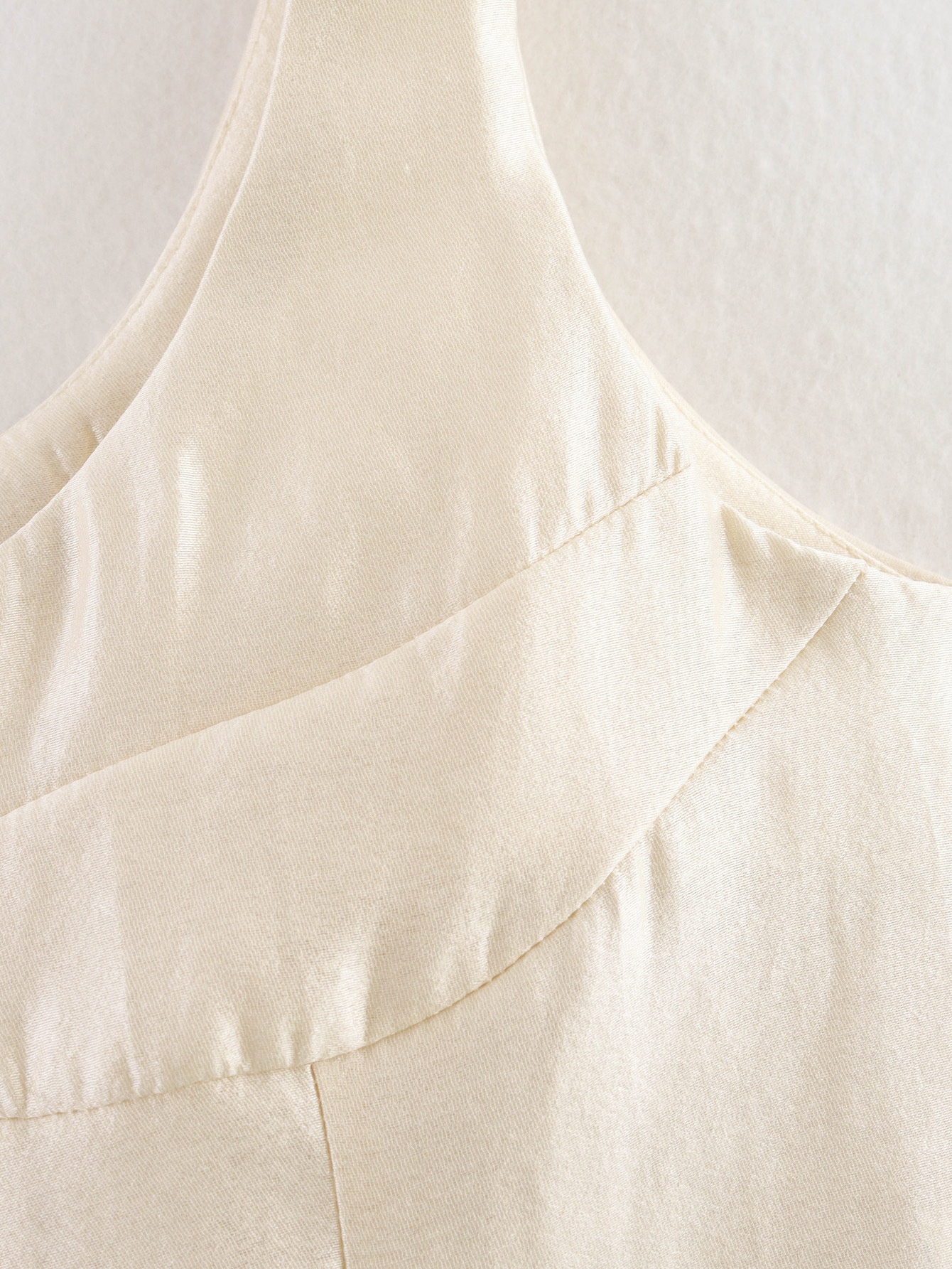 Elegante top a corsetto in raso con bottoni sul davanti - Camicetta chic senza maniche