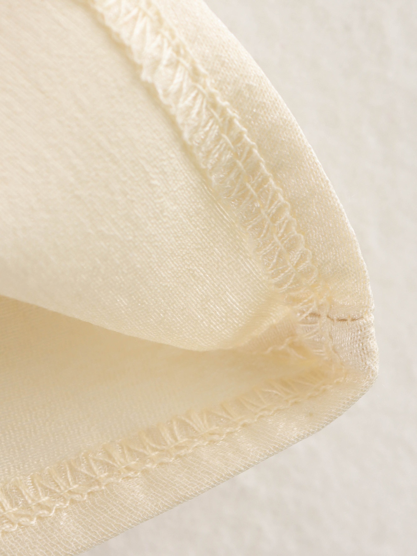 Elegante top a corsetto in raso con bottoni sul davanti - Camicetta chic senza maniche
