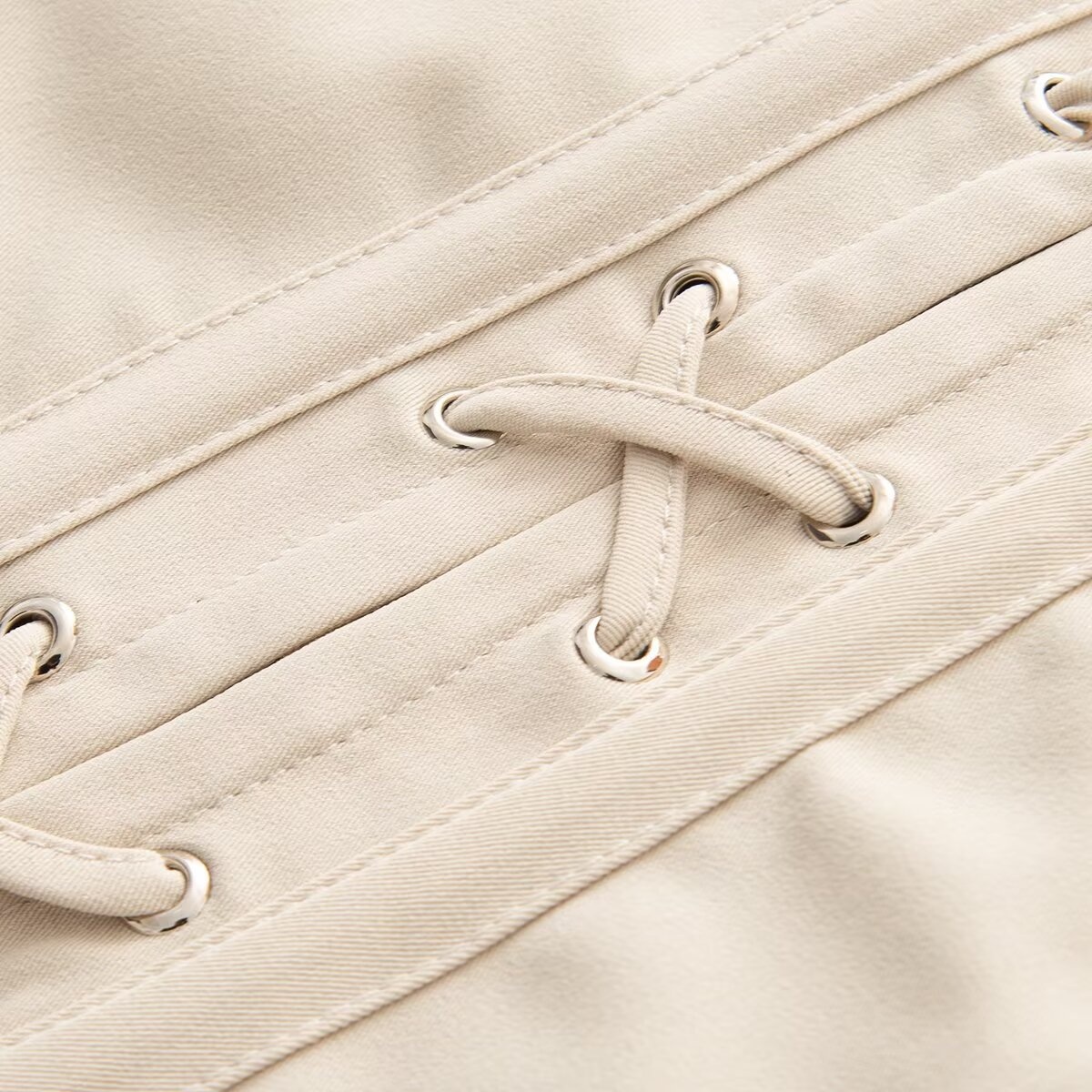 Elegante top a corsetto senza spalline con stecche, color beige.