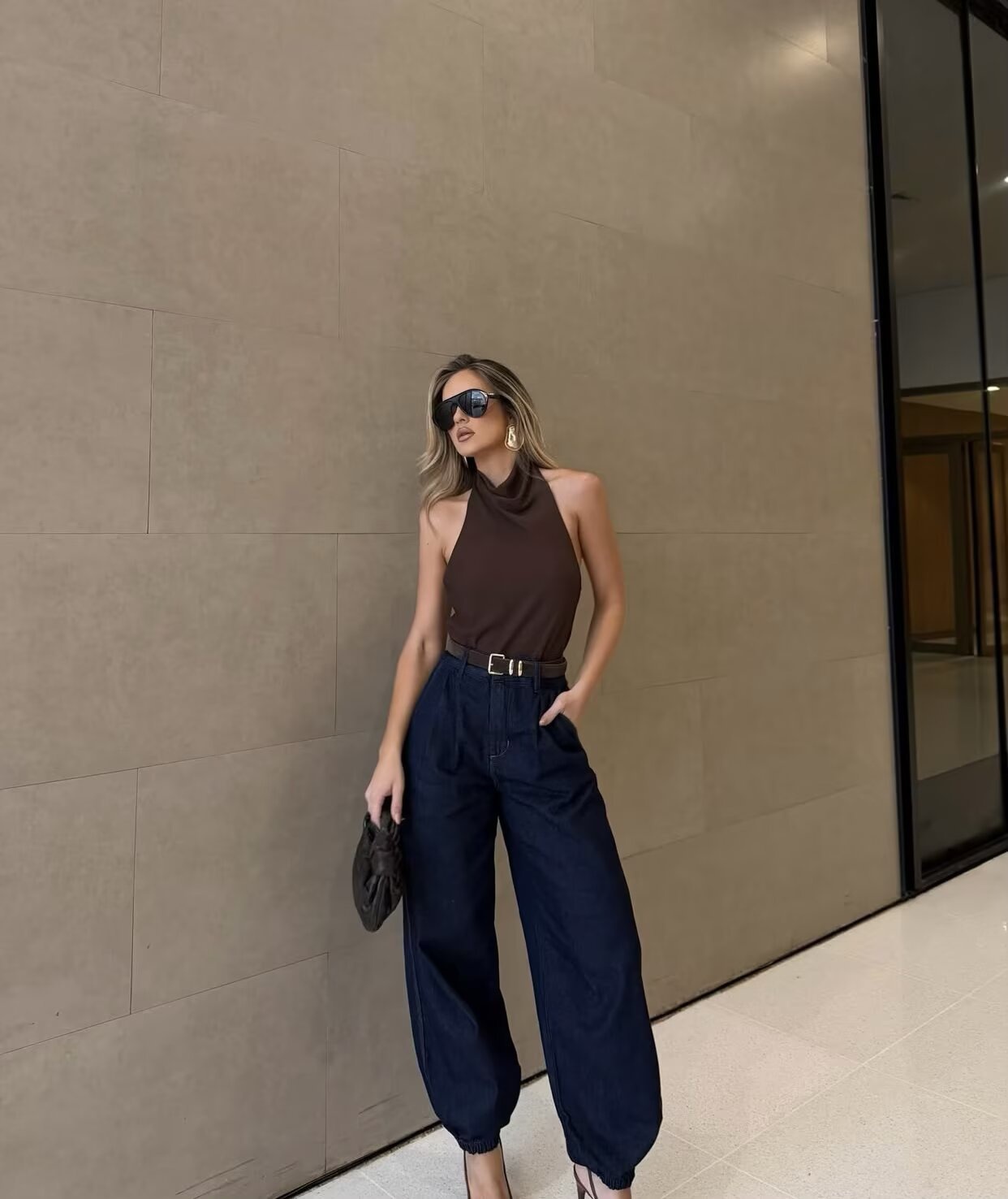 Elegante top da donna in raso con scollo all'americana e drappeggio a cascata.