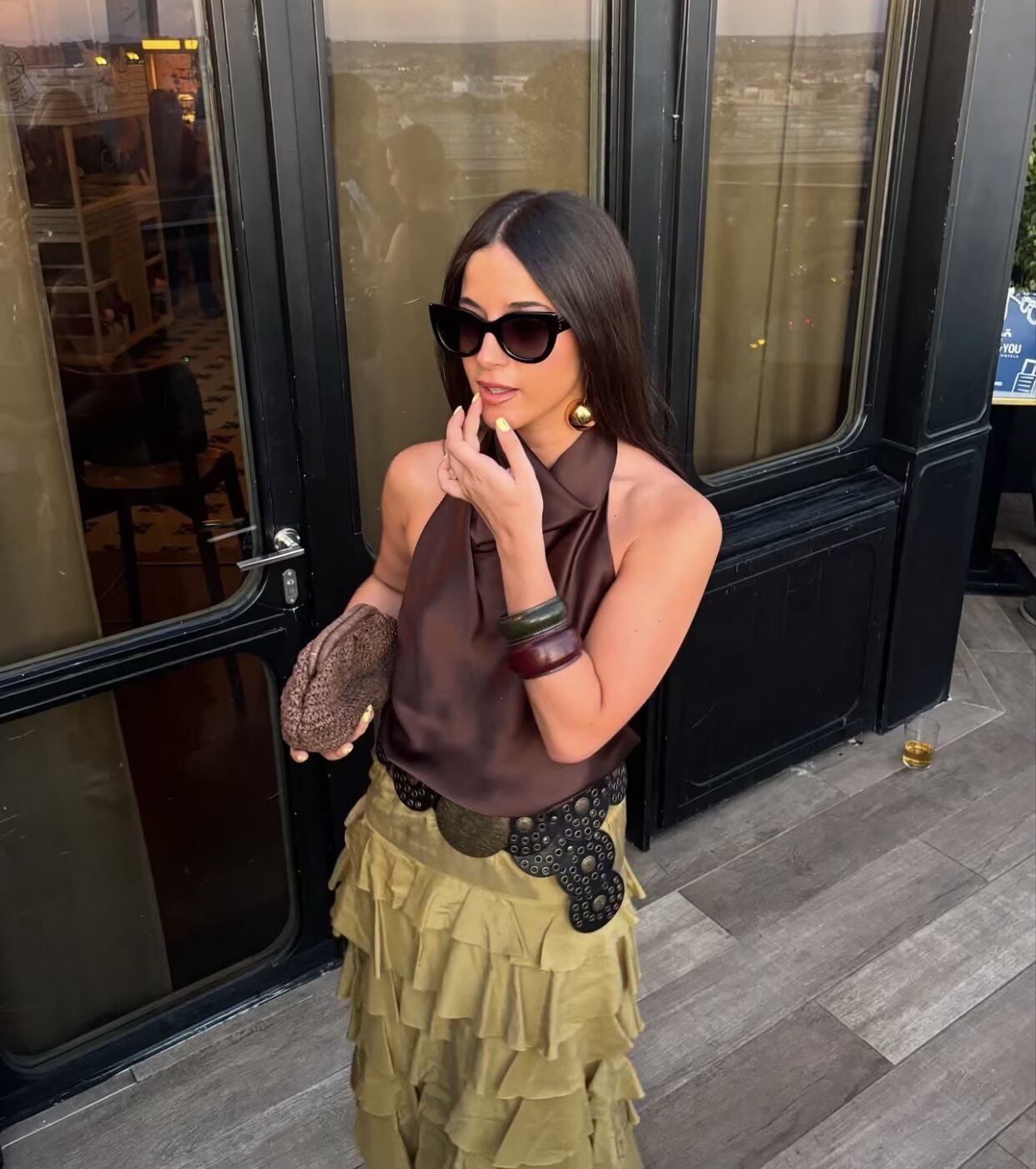 Elegante top da donna in raso con scollo all'americana e drappeggio a cascata.