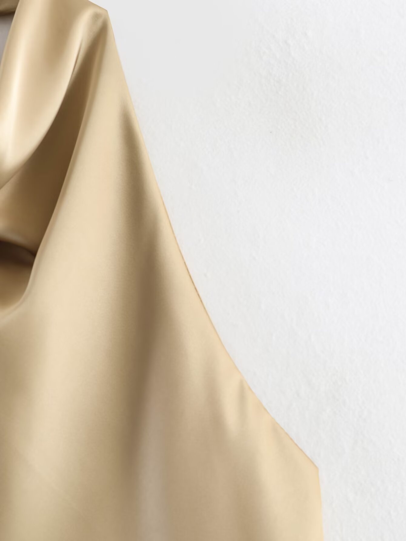 Elegante top da donna in raso con scollo all'americana e drappeggio a cascata.
