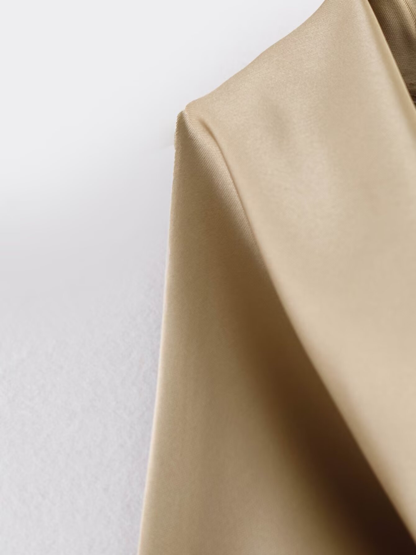 Elegante top da donna in raso con scollo all'americana e drappeggio a cascata.