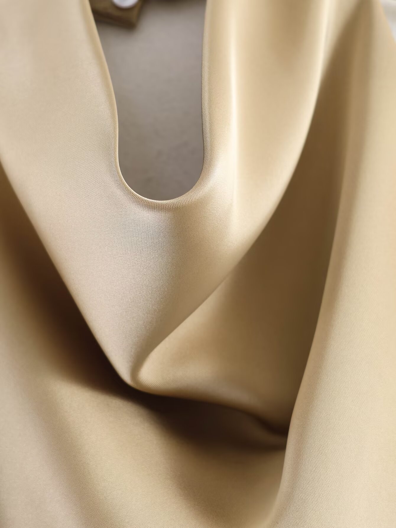 Elegante top da donna in raso con scollo all'americana e drappeggio a cascata.