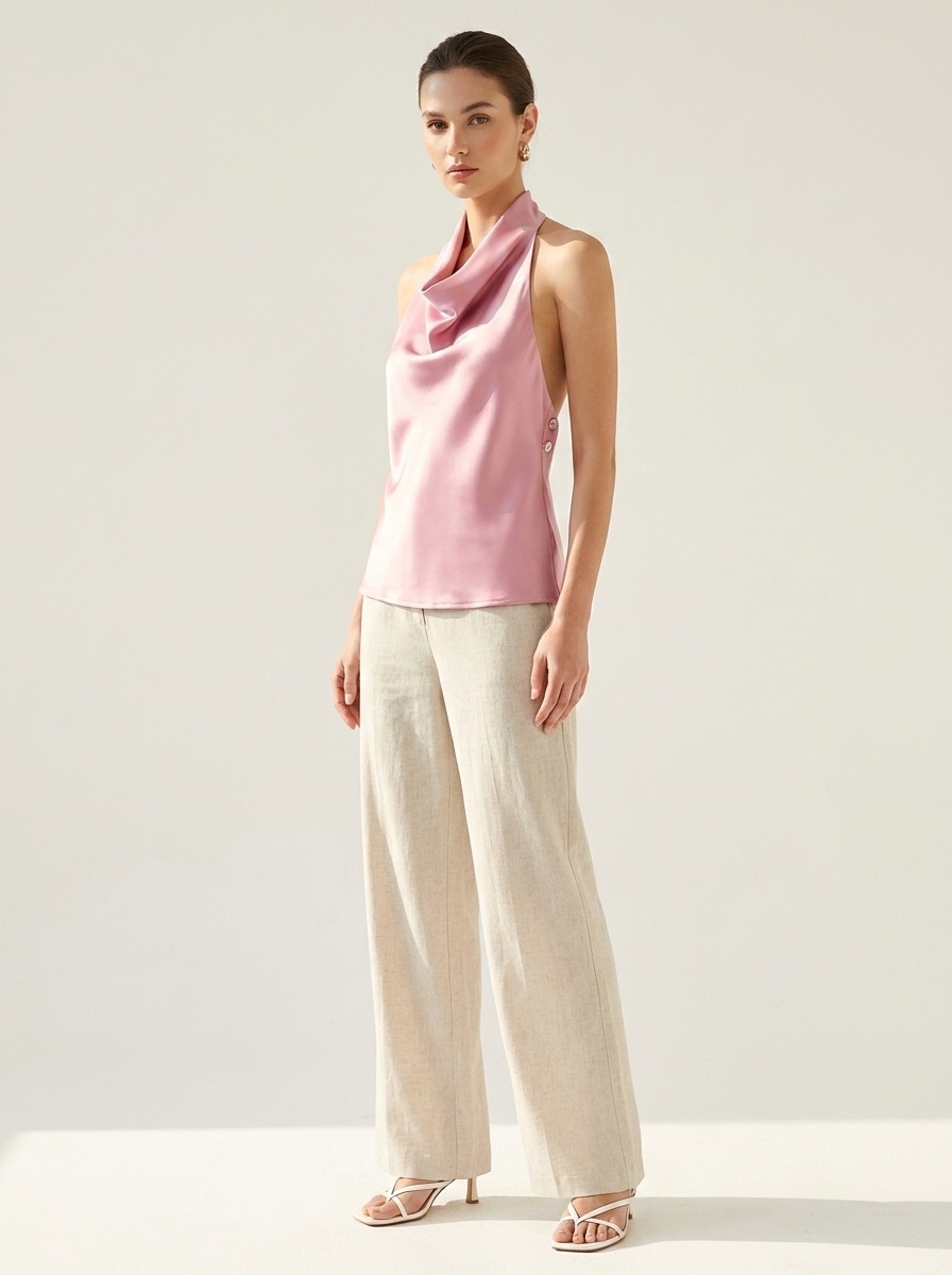 Elegante top da donna in raso con scollo all'americana e drappeggio a cascata.