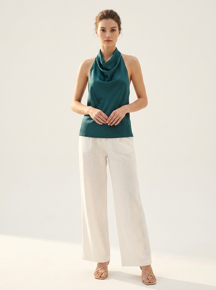 Elegante top da donna in raso con scollo all'americana e drappeggio a cascata.