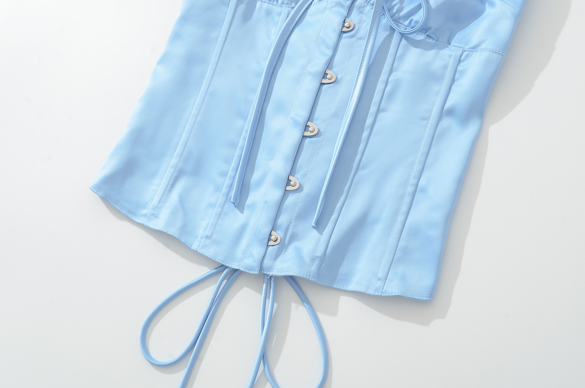 Top a corsetto in raso azzurro cielo con allacciatura al collo e lacci sul retro.
