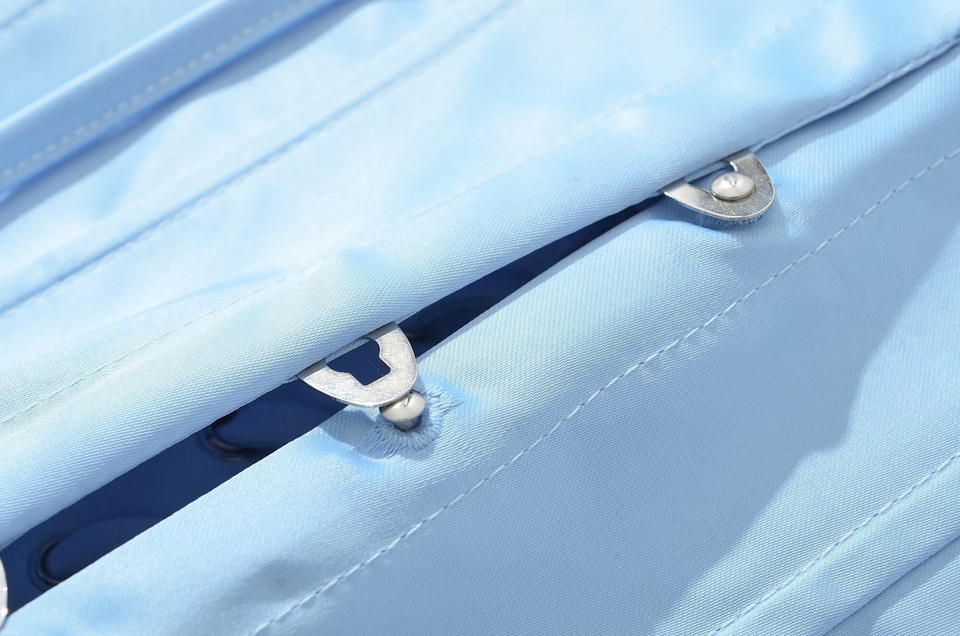 Top a corsetto in raso azzurro cielo con allacciatura al collo e lacci sul retro.