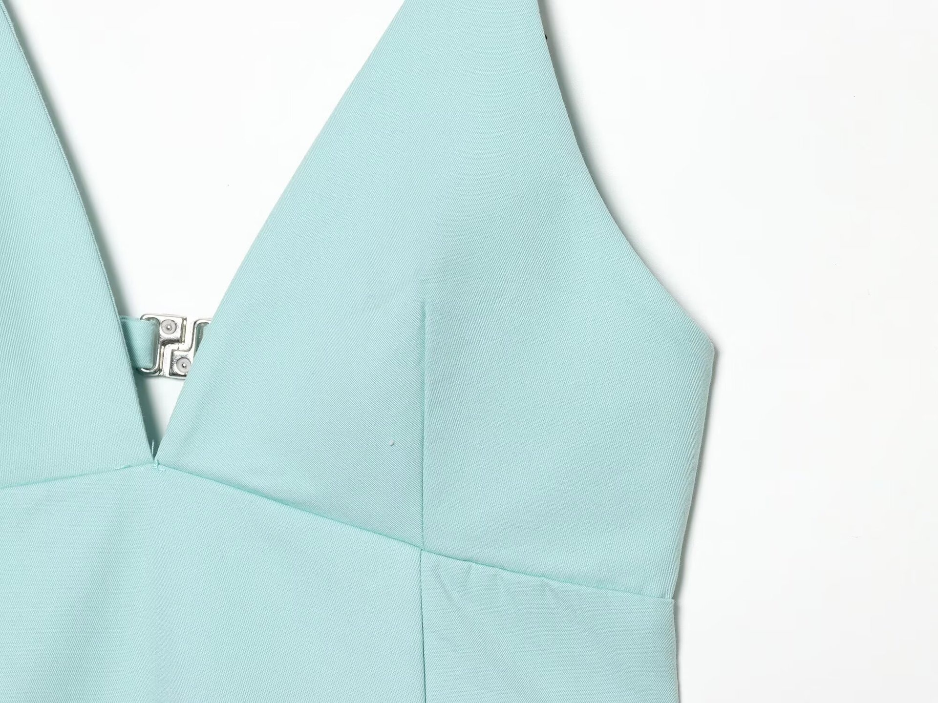 Elegante top a canotta blu menta con scollo a V e chiusura a gancio sul retro.
