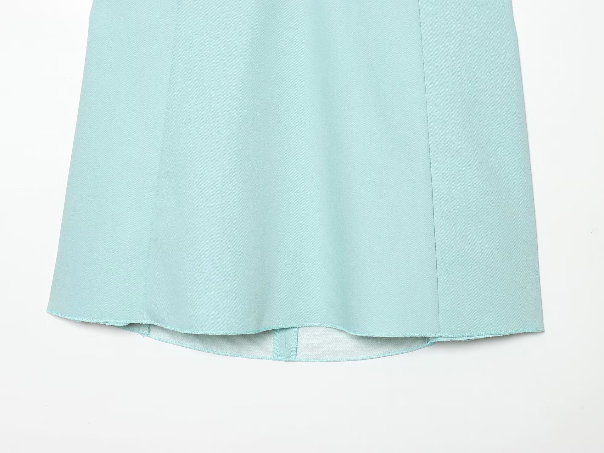 Elegante top a canotta blu menta con scollo a V e chiusura a gancio sul retro.