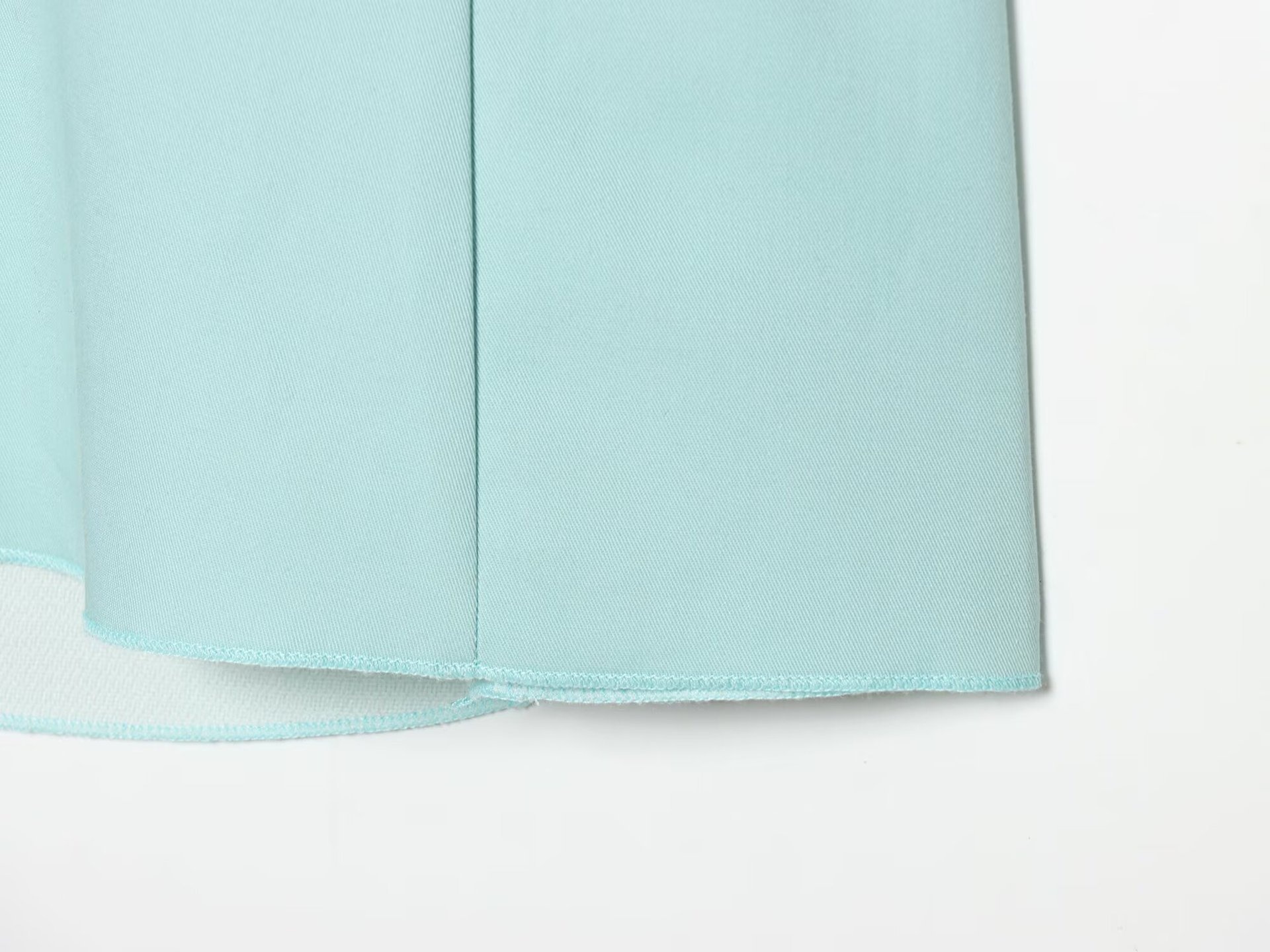 Elegante top a canotta blu menta con scollo a V e chiusura a gancio sul retro.