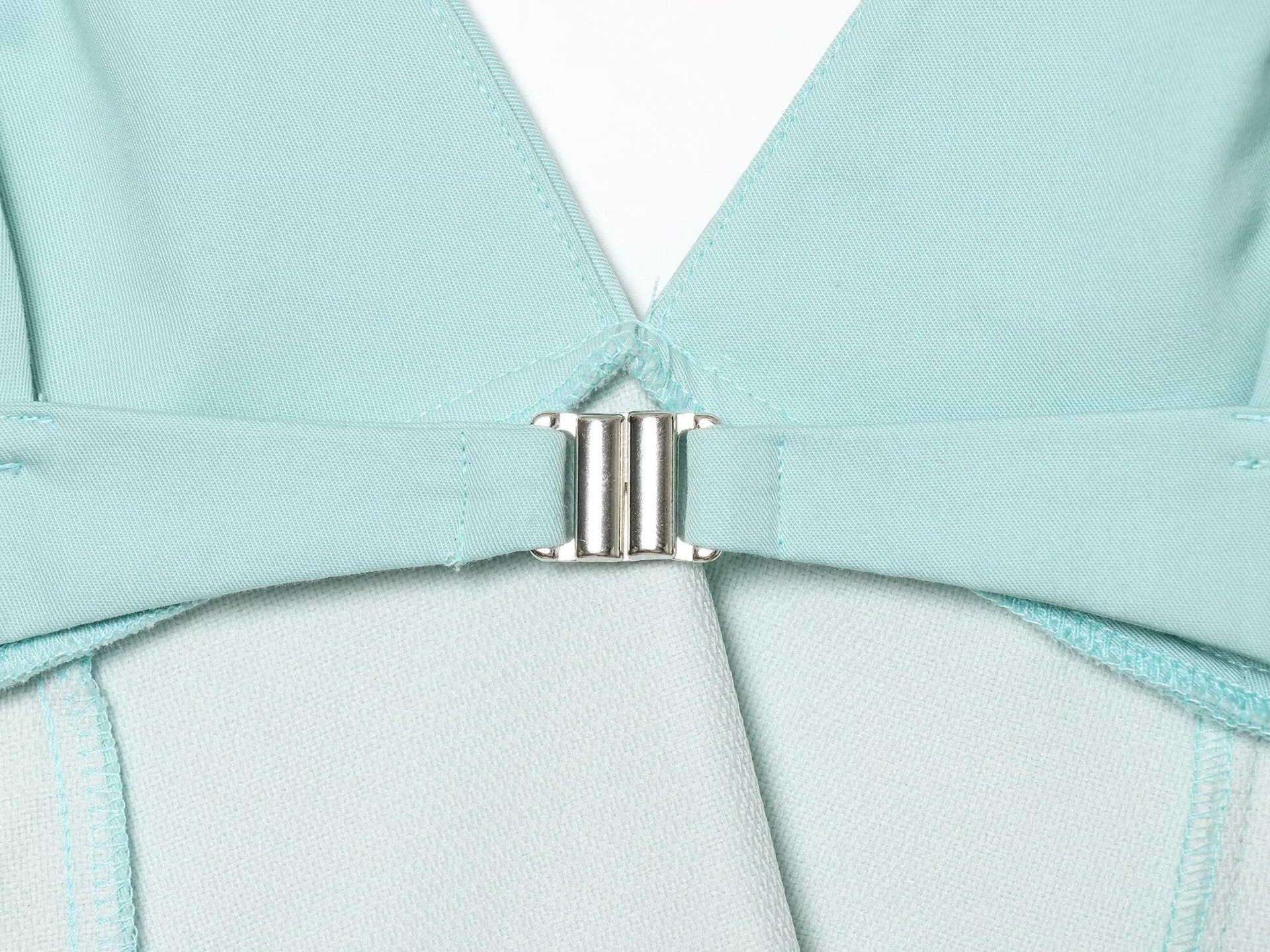 Elegante top a canotta blu menta con scollo a V e chiusura a gancio sul retro.