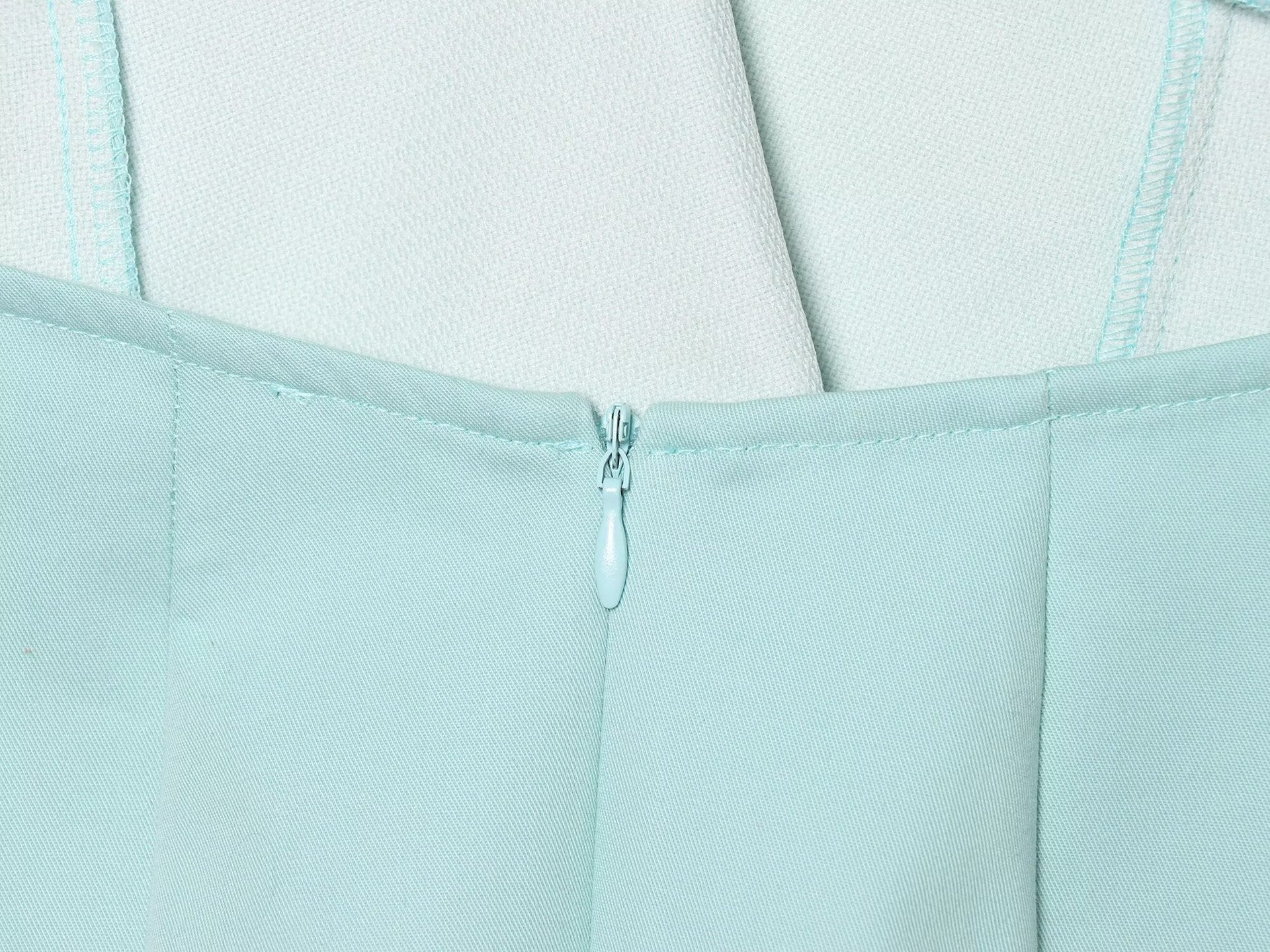 Elegante top a canotta blu menta con scollo a V e chiusura a gancio sul retro.