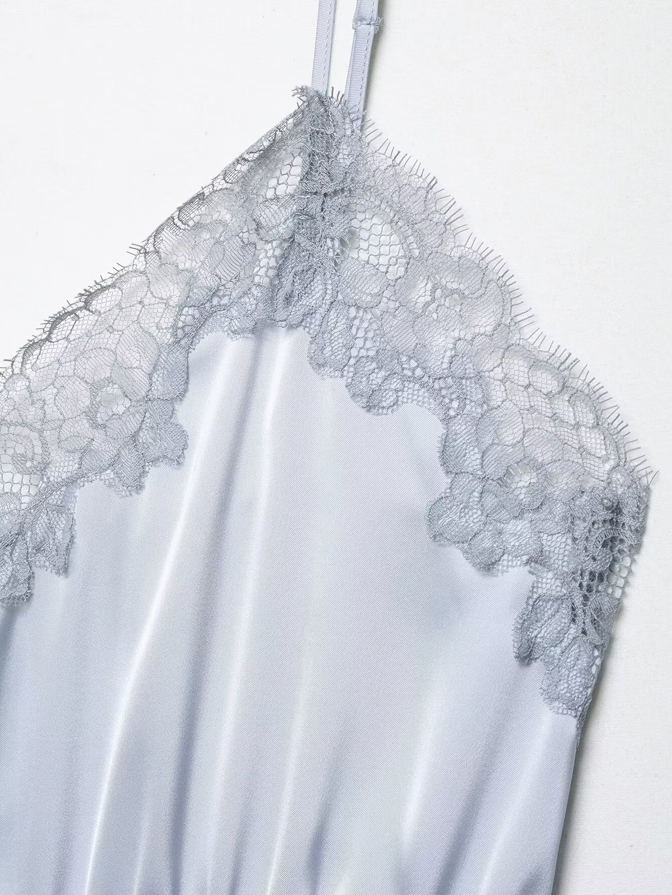 Elegante top a canotta in raso e pizzo - Spalline regolabili e scollo a V